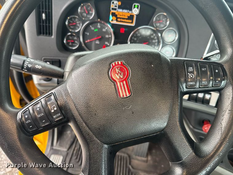 image for item EC3557 2021 Kenworth T680 semi truck