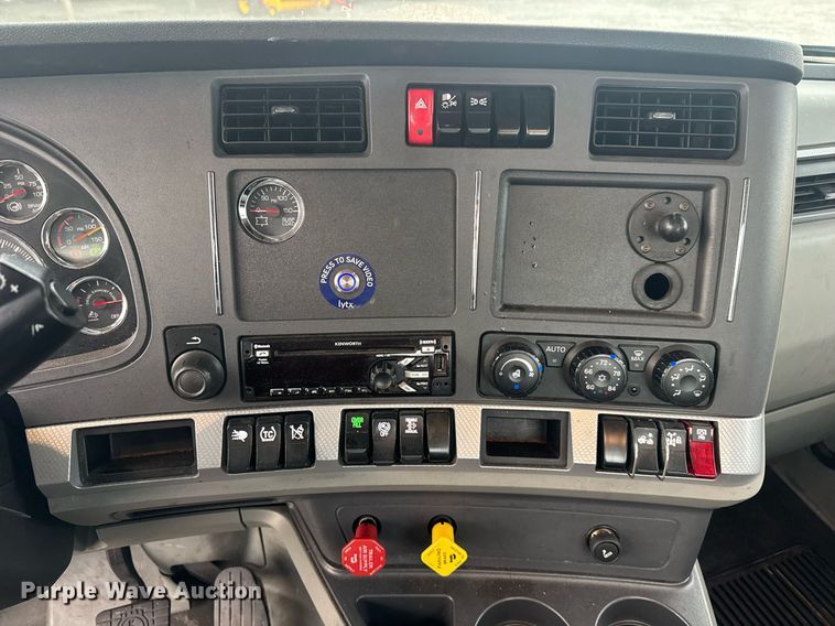 image for item EC3557 2021 Kenworth T680 semi truck
