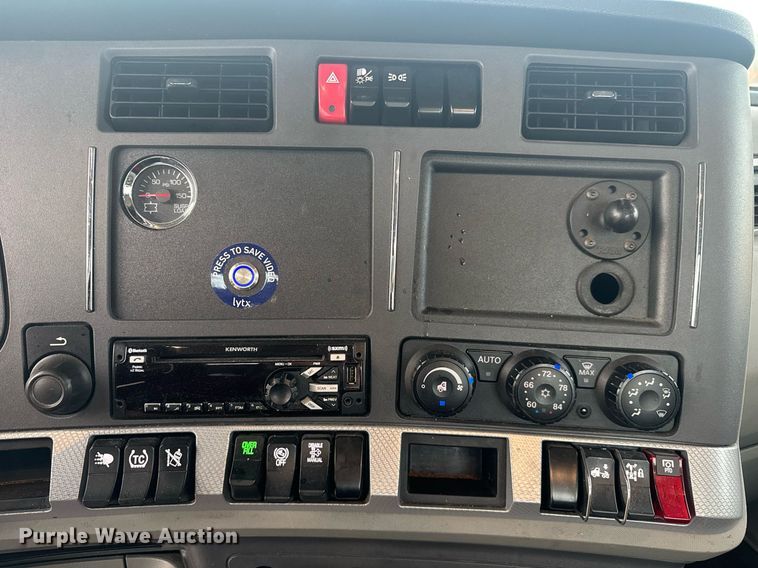 image for item EC3557 2021 Kenworth T680 semi truck