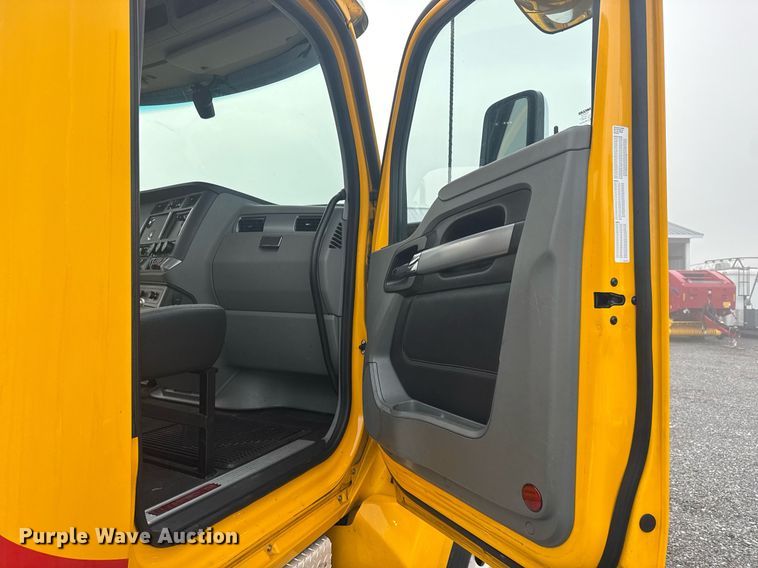 image for item EC3557 2021 Kenworth T680 semi truck