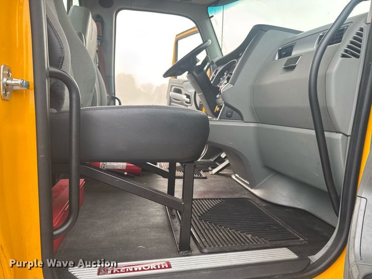 image for item EC3557 2021 Kenworth T680 semi truck
