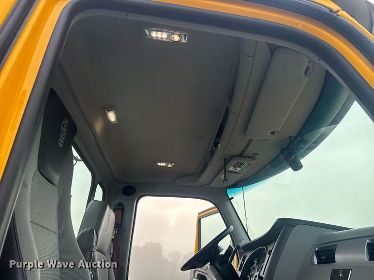 image for item EC3557 2021 Kenworth T680 semi truck