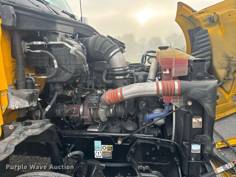 image for item EC3557 2021 Kenworth T680 semi truck