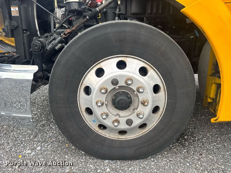 image for item EC3557 2021 Kenworth T680 semi truck