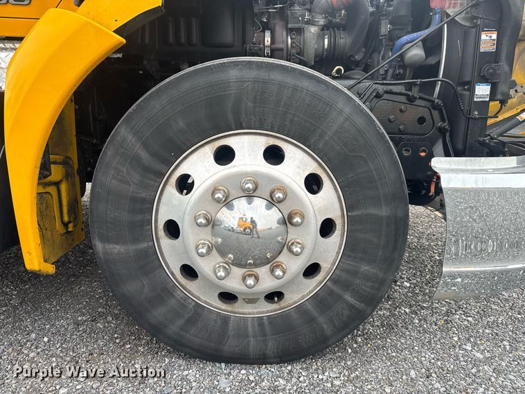 image for item EC3557 2021 Kenworth T680 semi truck