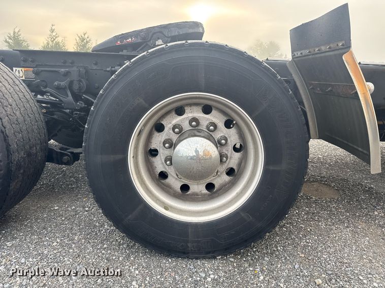 image for item EC3557 2021 Kenworth T680 semi truck