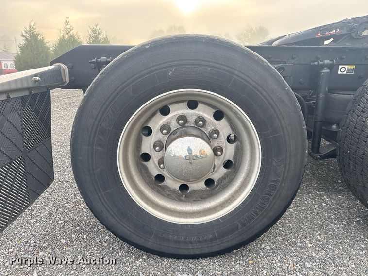 image for item EC3557 2021 Kenworth T680 semi truck