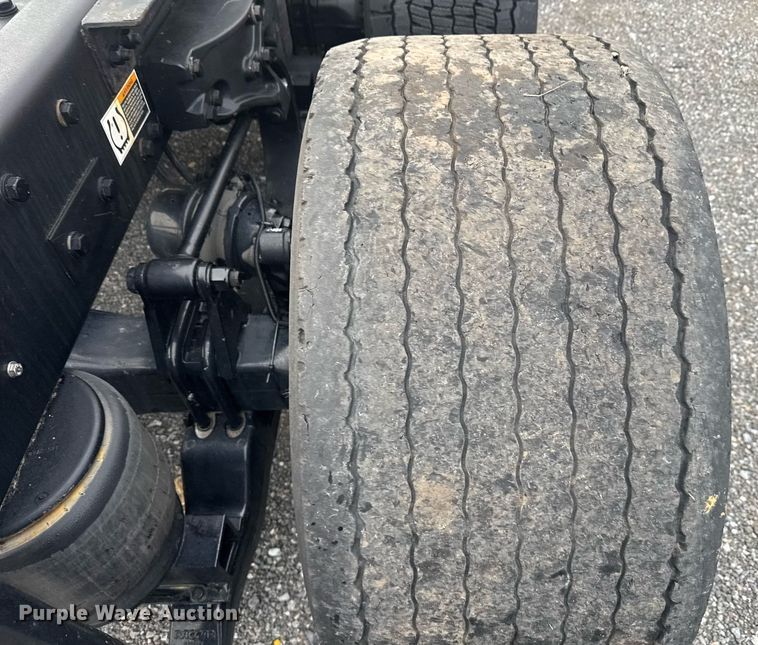 image for item EC3557 2021 Kenworth T680 semi truck