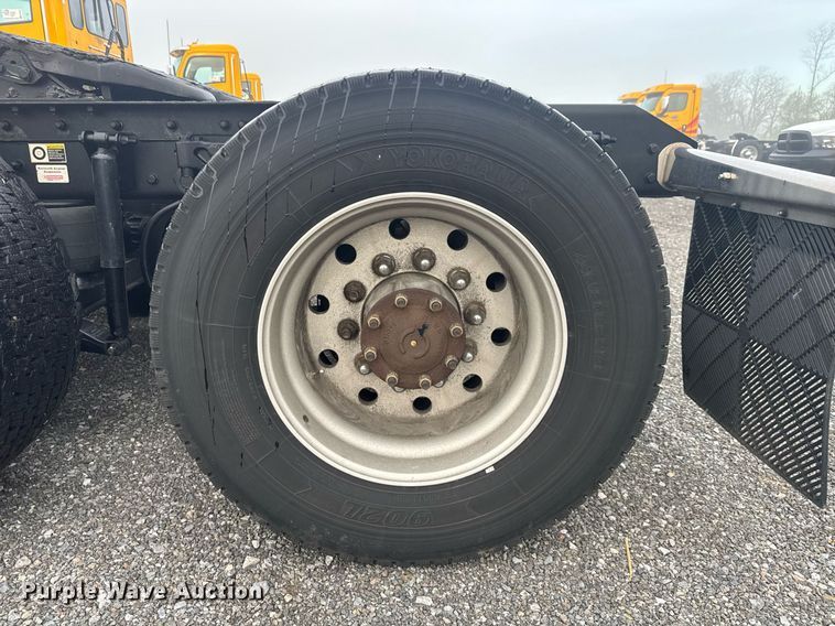 image for item EC3557 2021 Kenworth T680 semi truck