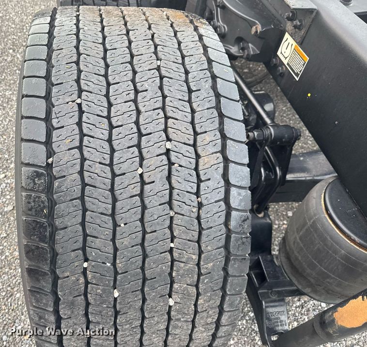 image for item EC3557 2021 Kenworth T680 semi truck