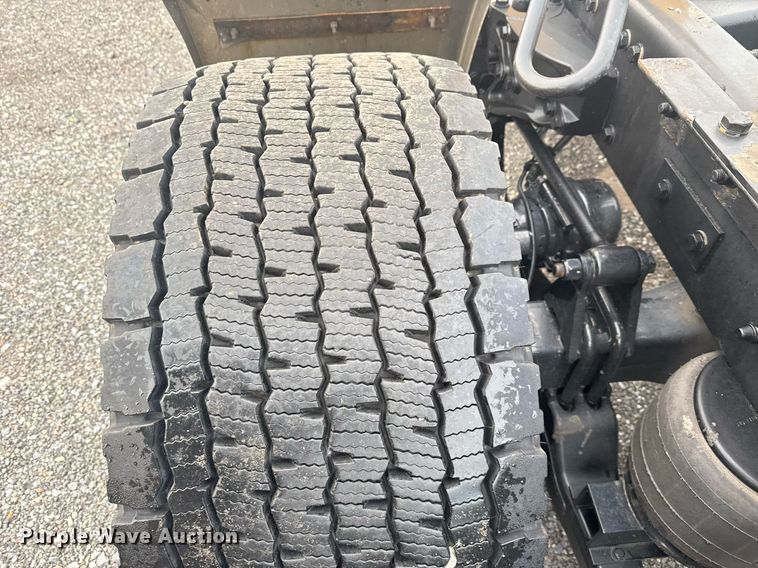 image for item EC3557 2021 Kenworth T680 semi truck