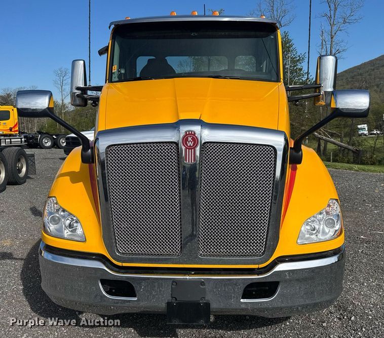 image for item EC3558 2022 Kenworth T680 semi truck