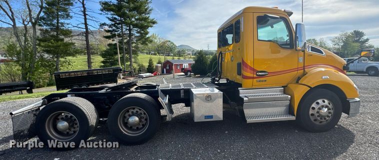 image for item EC3558 2022 Kenworth T680 semi truck