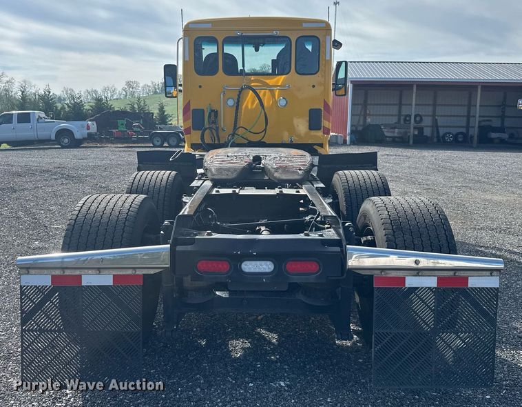 image for item EC3558 2022 Kenworth T680 semi truck