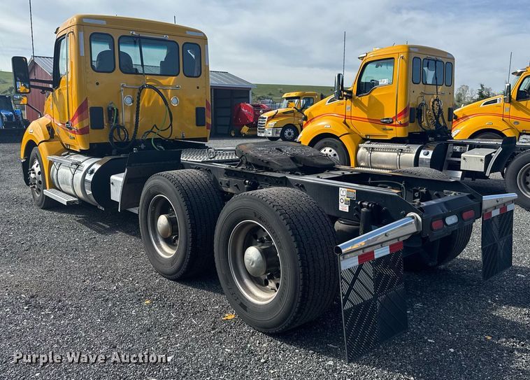 image for item EC3558 2022 Kenworth T680 semi truck