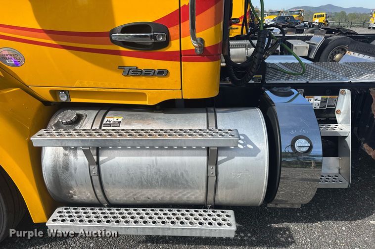 image for item EC3558 2022 Kenworth T680 semi truck