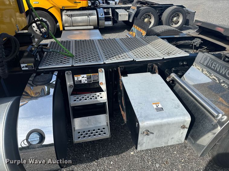 image for item EC3558 2022 Kenworth T680 semi truck