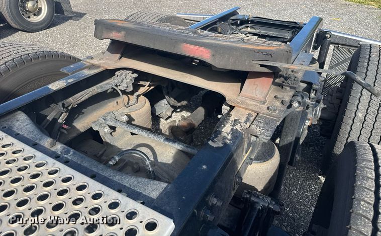 image for item EC3558 2022 Kenworth T680 semi truck