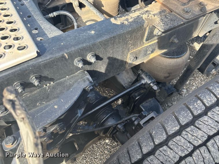 image for item EC3558 2022 Kenworth T680 semi truck