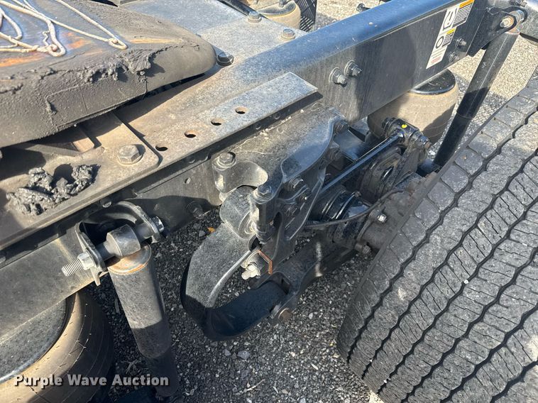 image for item EC3558 2022 Kenworth T680 semi truck