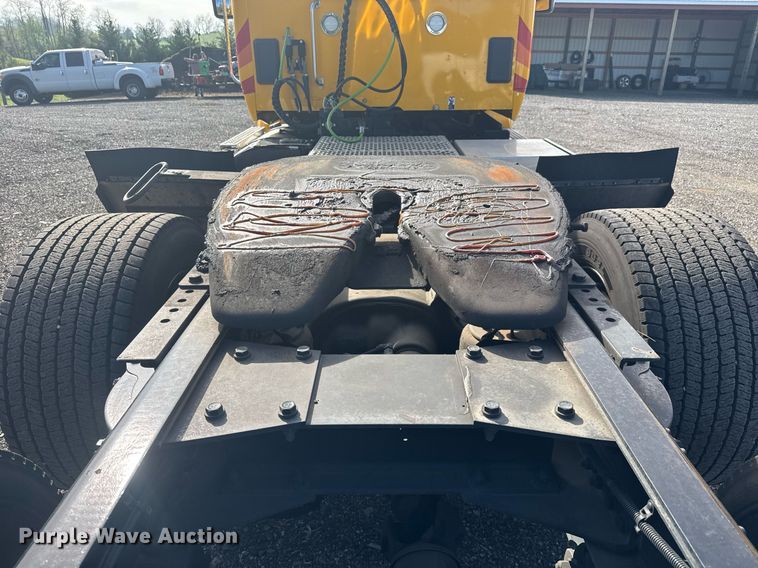 image for item EC3558 2022 Kenworth T680 semi truck