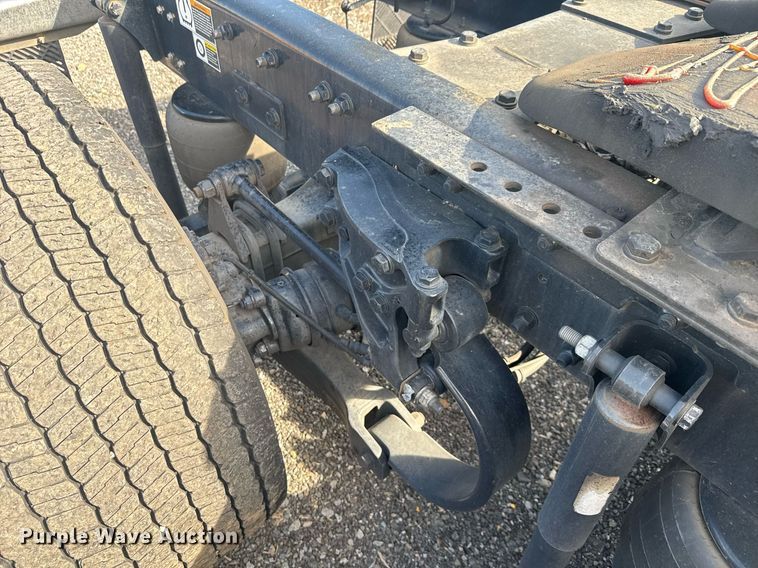 image for item EC3558 2022 Kenworth T680 semi truck