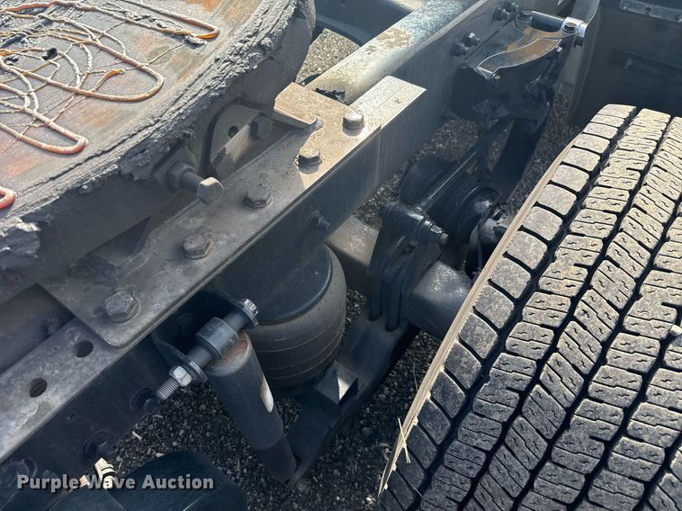 image for item EC3558 2022 Kenworth T680 semi truck