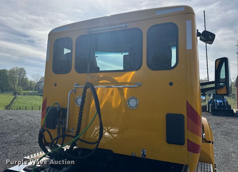 image for item EC3558 2022 Kenworth T680 semi truck