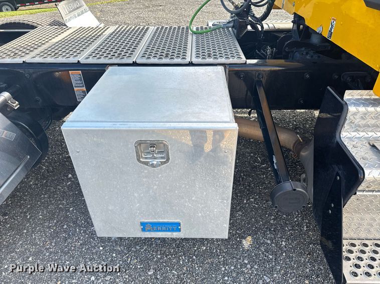 image for item EC3558 2022 Kenworth T680 semi truck