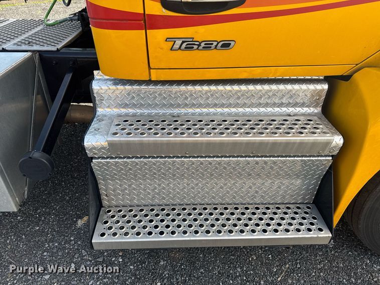 image for item EC3558 2022 Kenworth T680 semi truck