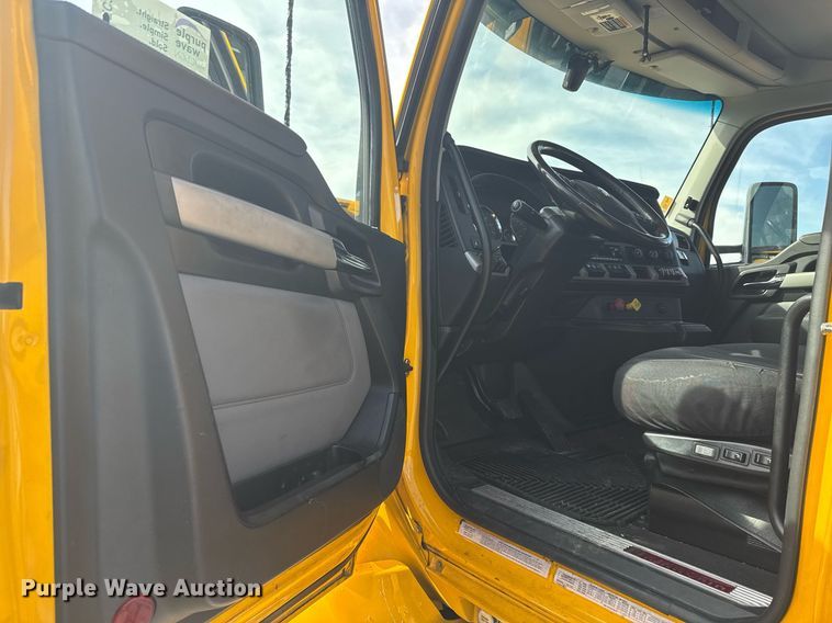 image for item EC3558 2022 Kenworth T680 semi truck