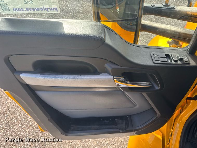 image for item EC3558 2022 Kenworth T680 semi truck