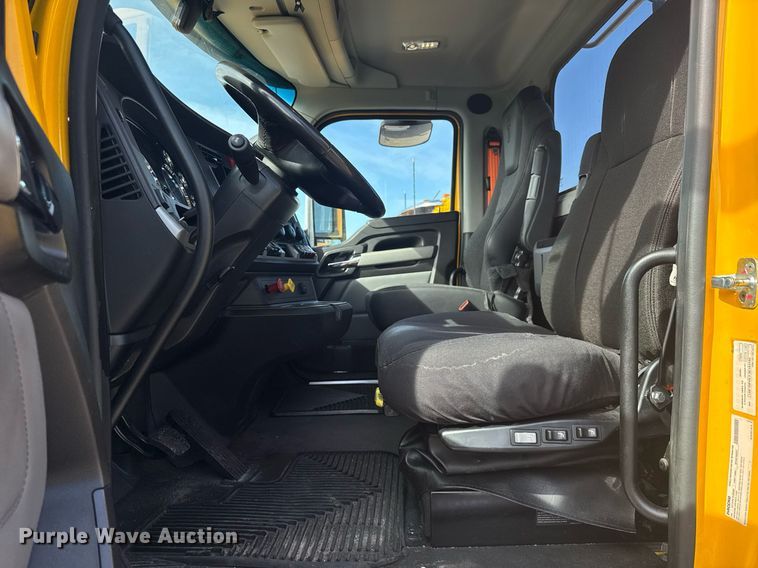 image for item EC3558 2022 Kenworth T680 semi truck