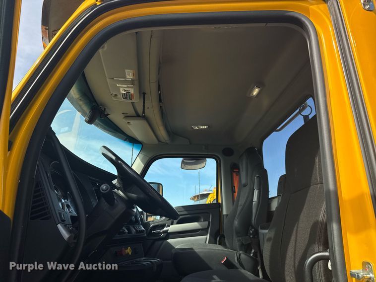 image for item EC3558 2022 Kenworth T680 semi truck