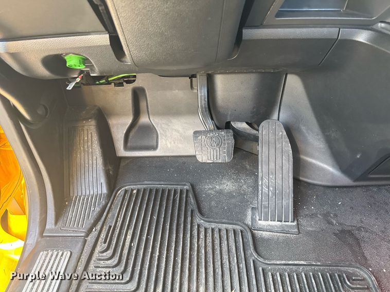 image for item EC3558 2022 Kenworth T680 semi truck