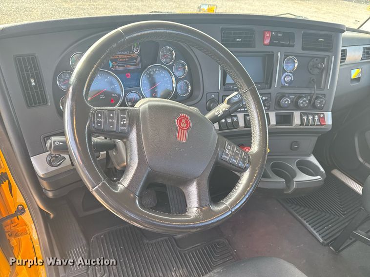 image for item EC3558 2022 Kenworth T680 semi truck
