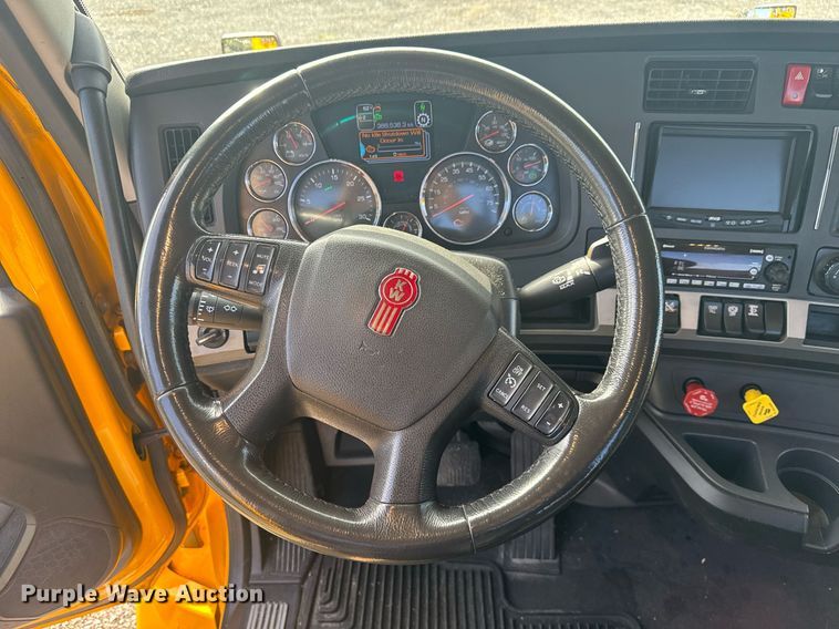 image for item EC3558 2022 Kenworth T680 semi truck