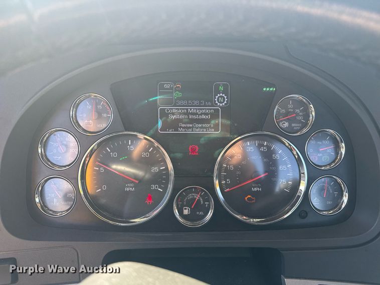 image for item EC3558 2022 Kenworth T680 semi truck