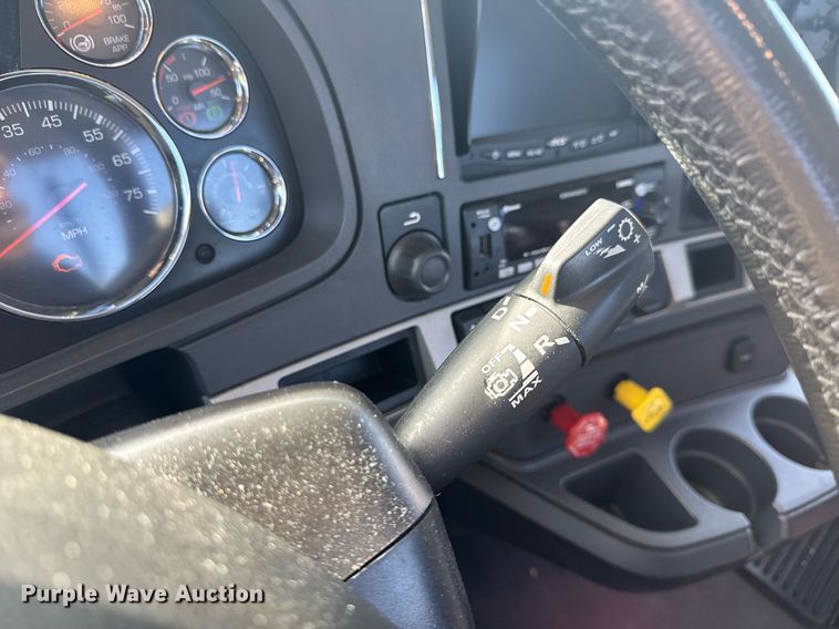 image for item EC3558 2022 Kenworth T680 semi truck