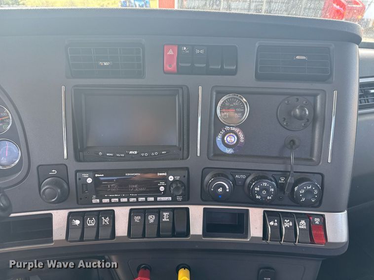 image for item EC3558 2022 Kenworth T680 semi truck