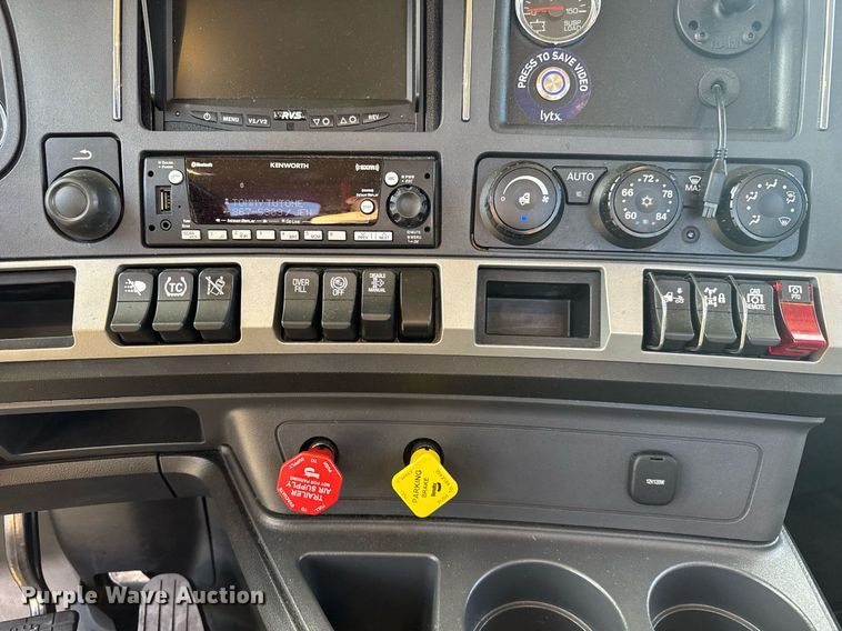 image for item EC3558 2022 Kenworth T680 semi truck