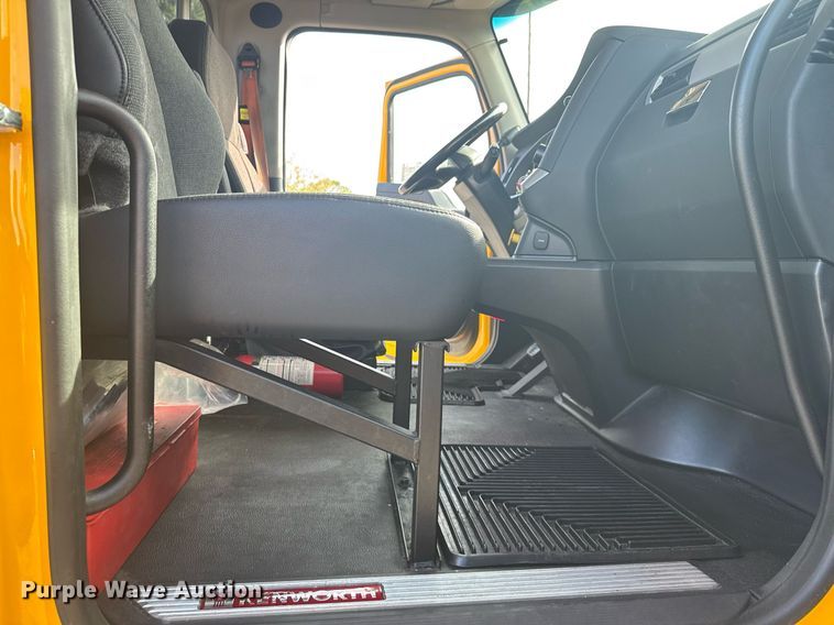 image for item EC3558 2022 Kenworth T680 semi truck