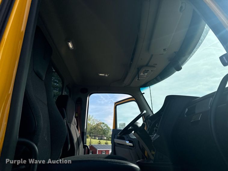 image for item EC3558 2022 Kenworth T680 semi truck