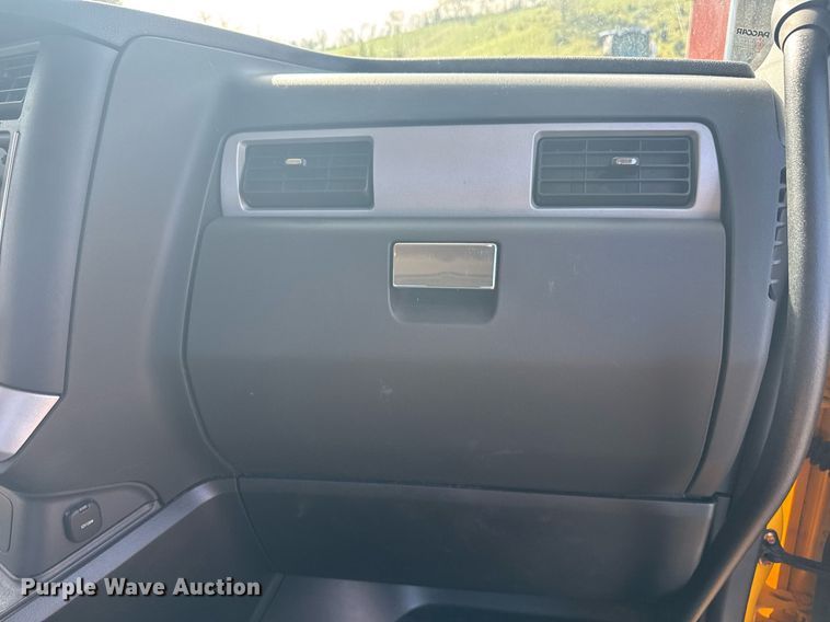 image for item EC3558 2022 Kenworth T680 semi truck