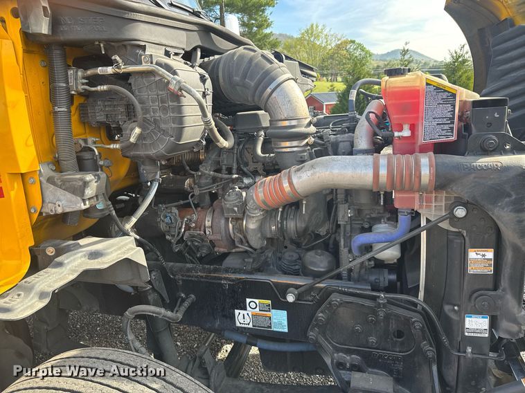 image for item EC3558 2022 Kenworth T680 semi truck