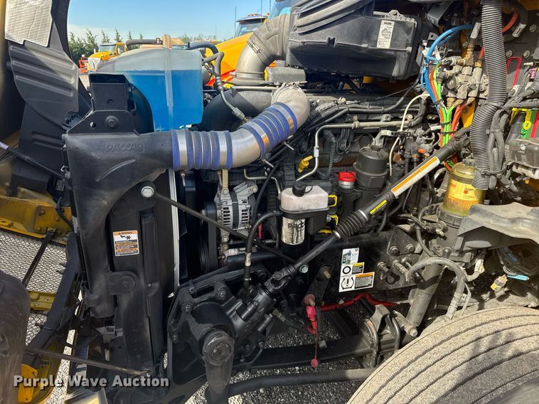 image for item EC3558 2022 Kenworth T680 semi truck