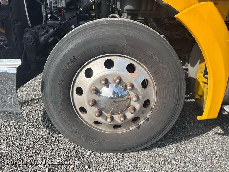 image for item EC3558 2022 Kenworth T680 semi truck