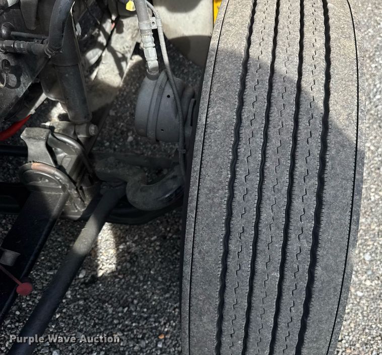 image for item EC3558 2022 Kenworth T680 semi truck