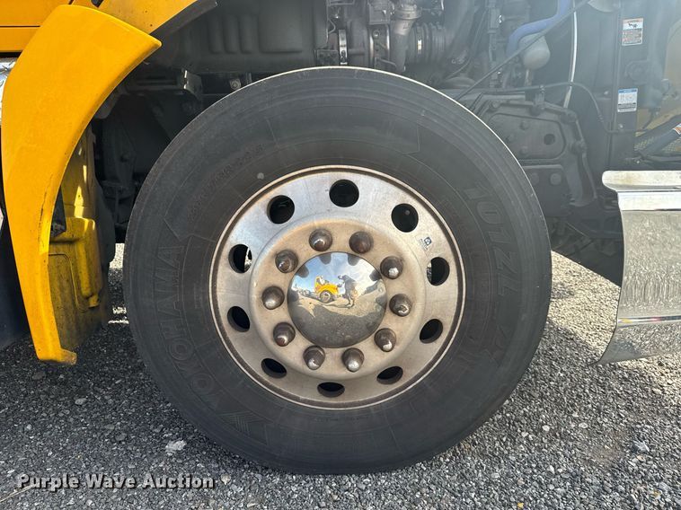 image for item EC3558 2022 Kenworth T680 semi truck