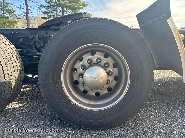 image for item EC3558 2022 Kenworth T680 semi truck